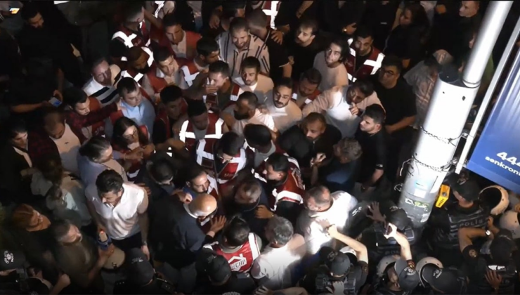 CHP Ankara gençlik kolları, Akit TV önüne siyah çelenk bıraktı