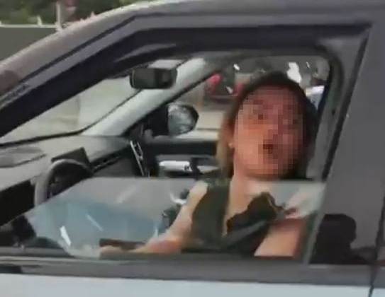 Çarptığı kuryenin kaskını ezip küfrederek, kaçtı