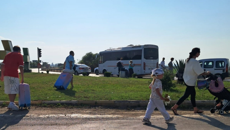 Antalya'da zincirleme kaza: Turistler, havalimanına gitmek için yardım istedi