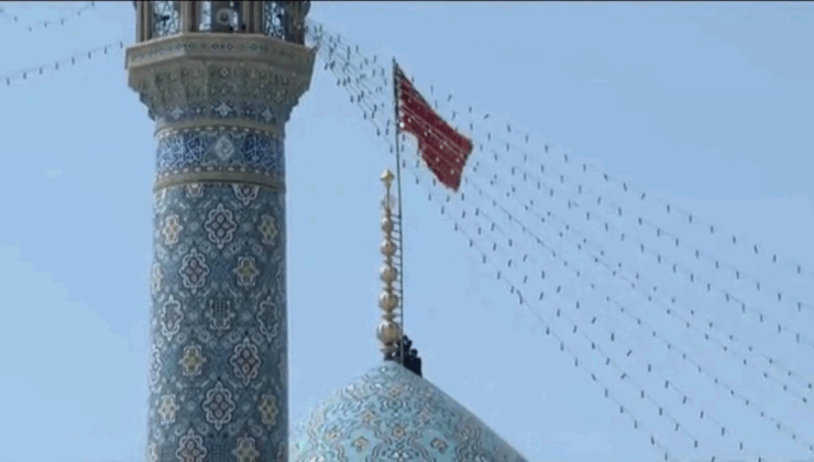İran’da cami kubbesine "intikam bayrağı" çekildi