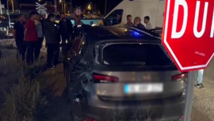 Yük treni otomobile çarptı