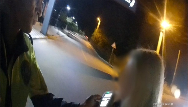 Ehliyetine el konulan kadın direksiyon başından canlı yayın açtı