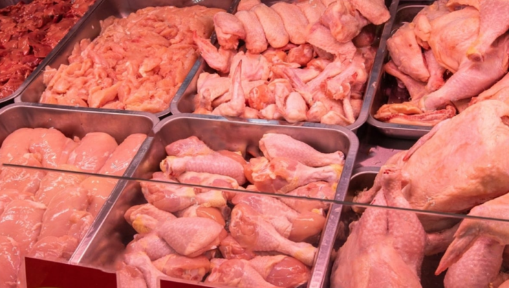 Türkiye'de de şubeleri bulunan marketlerdeki tavuklar toplatılıyor