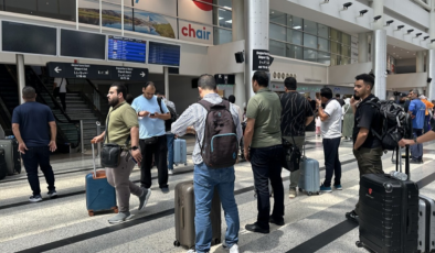 İsrail’in İran saldırısı sonrası Beyrut Havalimanı’nda yoğunluk oluştu