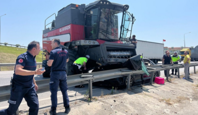 Balıkesir'de biçerdöverle otomobil çarpıştı: 2 kişi yaralandı