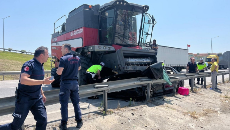 Balıkesir'de biçerdöverle otomobil çarpıştı: 2 kişi yaralandı