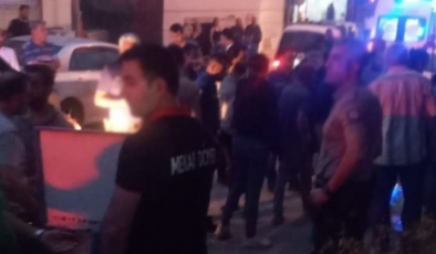 Bıçak ve satırlı kavga! 1 ölü, 2'si polis 6 yaralı