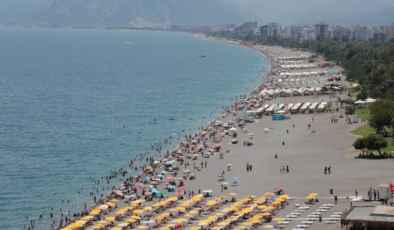 Antalya'da termometreler 35 derece! Sınav sonrası öğrenciler soluğu denizde aldı