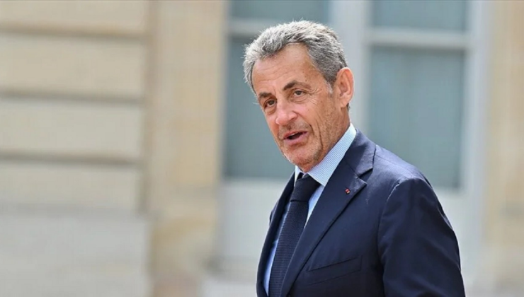 Nicolas Sarkozy’nin onur nişanı geri alındı