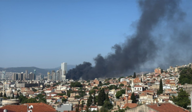 İzmir'de korkutan yangın! Kara duman gökyüzüne ulaştı, hastane tahliye ediliyor