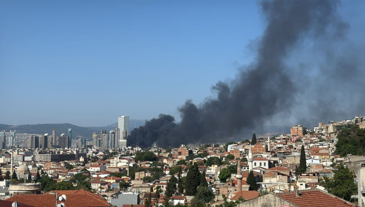 İzmir'de korkutan yangın! Kara duman gökyüzüne ulaştı, hastane tahliye ediliyor
