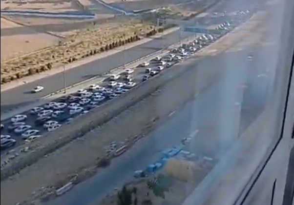 Tahran'da yollar kilitlendi: Halk akın akın şehri terk ediyor