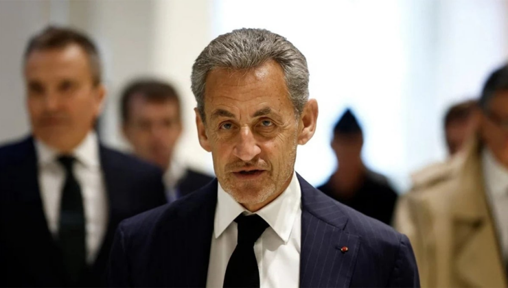 Sarkozy’nin onur nişanı geri alındı