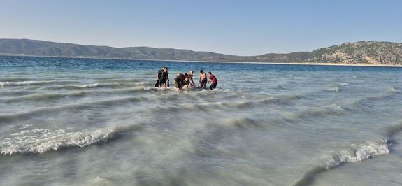 Salda Gölü'nde aile faciası! Baba ve oğul boğuldu