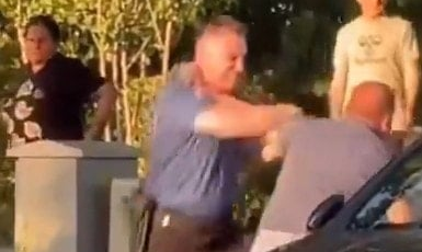 Polis ile iş insanı yumruk yumruğa kavga etti