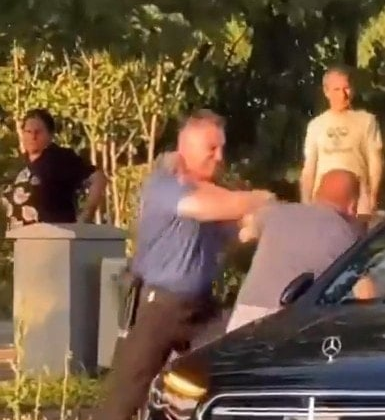 Polis ile iş insanı yumruk yumruğa kavga etti