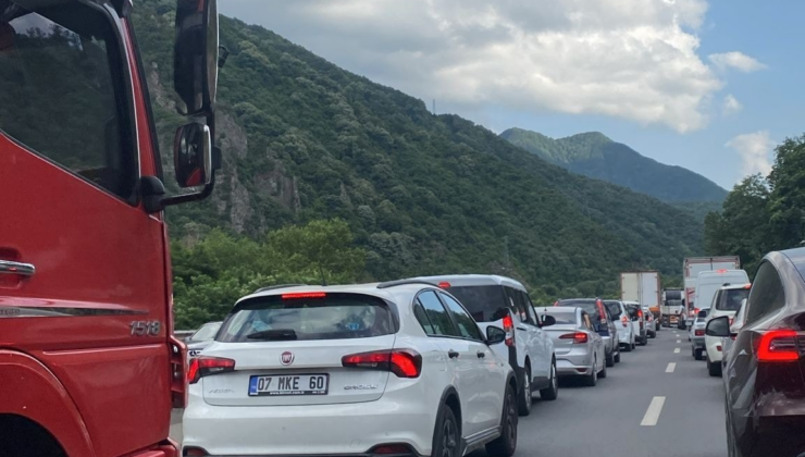 Sakarya'da trafik kazası: 3 kişi yaralandı