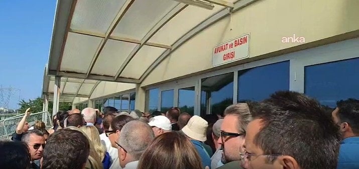 Ekrem İmamoğlu ayakta alkışlandı MHP küplere bindi
