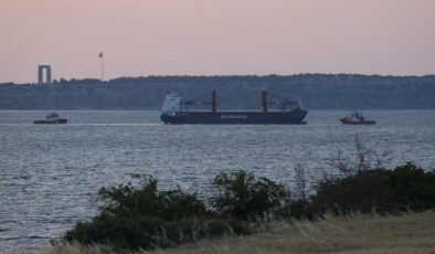 Çanakkale Boğazı'nda bir geminin makine dairesinde yangın