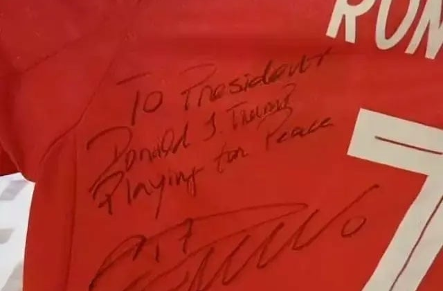 Ronaldo'dan Trump'a forma hediyesi: Üzerindeki mesaj dikkat çekti