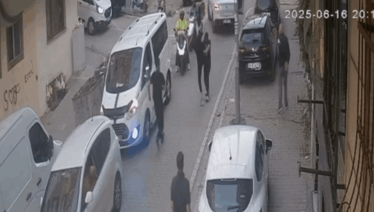 Yol verme tartışmasını ayırmaya çalıştı; göğsünden bıçakladılar