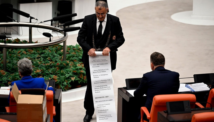 CHP'li vekil Meclis'te 54 metrelik listeyi gösterdi! İşte kamuda çoklu maaş alanlar