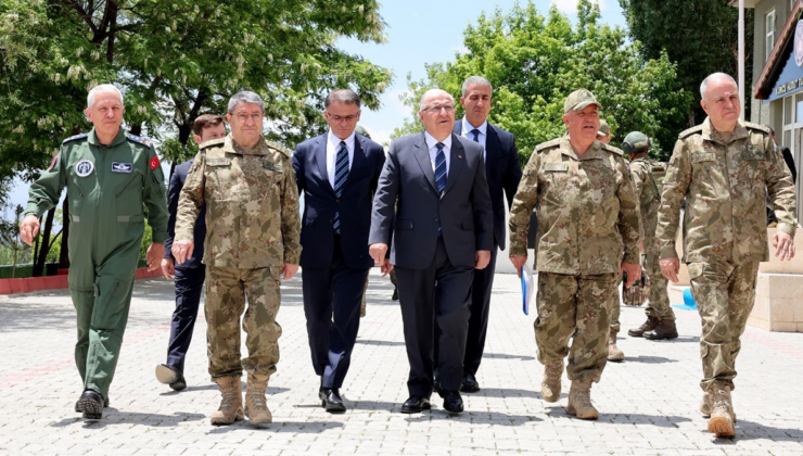Milli Savunma Bakanı İran sınırında