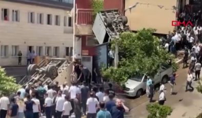 Taksiye çarpan kamyonet takla attı