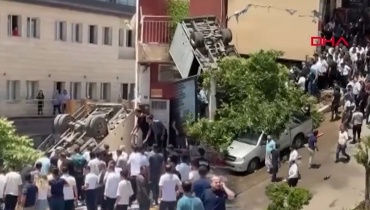 Taksiye çarpan kamyonet takla attı