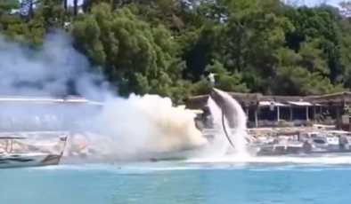 Antalya'da bir vatandaş, flyboard ile havalanarak teknedeki yangını söndürdü