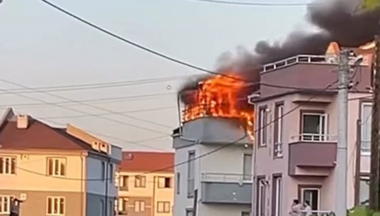 Bursa’da apartmanın çatısı alev alev yandı