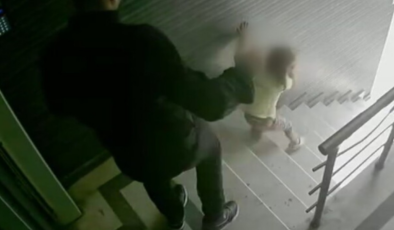 Cani baba çocuğunu tekmeyle merdivenden yuvarladı