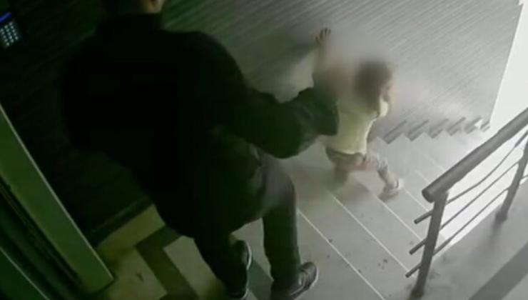 Cani baba çocuğunu tekmeyle merdivenden yuvarladı