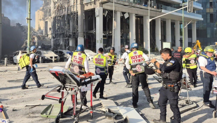 İran, İsrail'de borsa binasını vurdu! İşte o anlar…