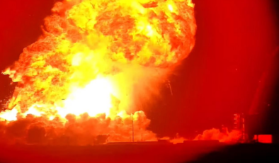 SpaceX şirketinin Starship roketi, deneme uçuşu öncesinde patladı