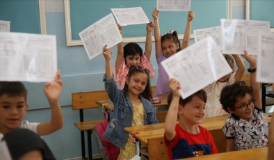 20 milyon öğrenci tatile giriyor: Karneler yarın dağıtılıyor!