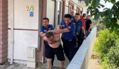 Böyle baba olmaz olsun! 4 aylık oğlunu pencereden atmaya kalktı
