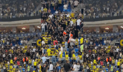 Derbide tribünler karıştı! Yöneticiler araya girdi