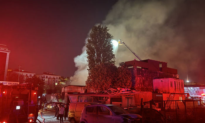 Oto tamirhanesi alevlere teslim! 10 araç yandı