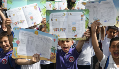 İstanbul'da 2 milyondan fazla öğrenci karne aldı