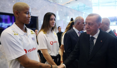 Cumhurbaşkanı Erdoğan, Filenin Sultanları’nı kabul etti: Vargas’tan hediye
