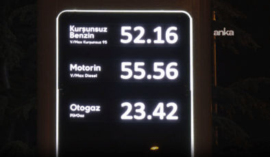 Benzine motorine zam geldi, yeni tabelayı görünce alkışlamaya başladı