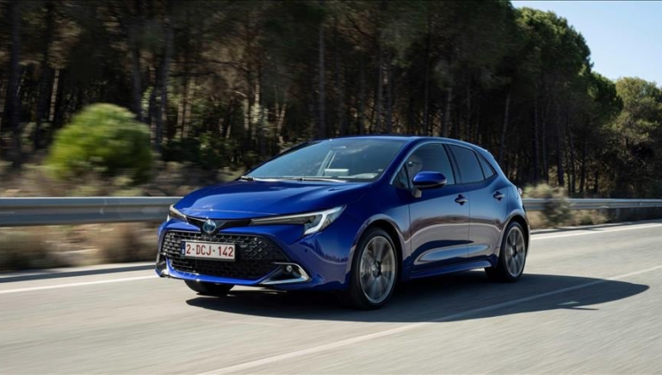 Toyota, iki popüler modelinde hibrite geçiyor: Benzinli üretim sona erdi
