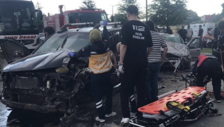 Uşak'ta kamyonet ile otomobil kafa kafaya çarpıştı: 1 ölü, 1 yaralı