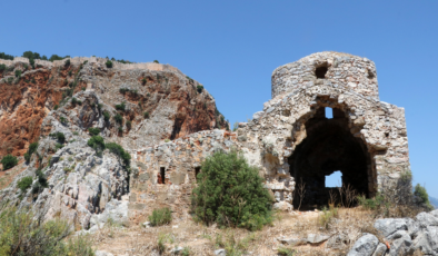 Antalya'daki tarihi kilisede skandal görüntüler