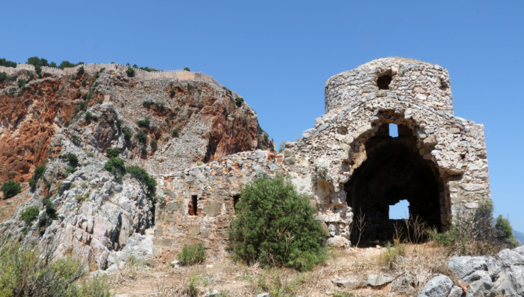 Antalya'daki tarihi kilisede skandal görüntüler