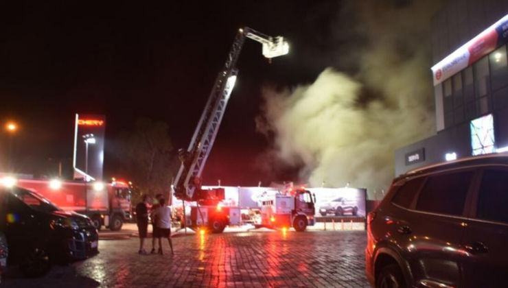 Akaryakıt istasyonunun yanındaki depoda yangın