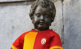 Manneken Pis heykelinin yeni kostümü Galatasaray forması olacak