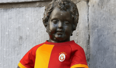 Manneken Pis heykelinin yeni kostümü Galatasaray forması olacak