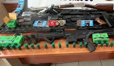 Evinden keskin nişancı tüfeği ve silahlar çıktı